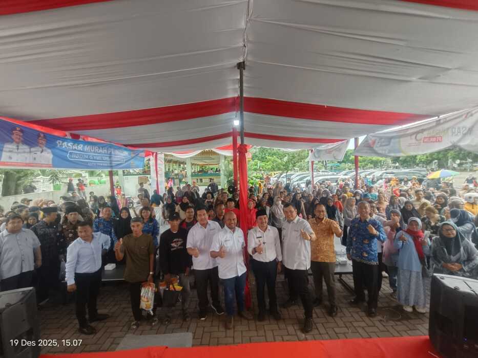BERSAMA: Wali Kota Tebingtinggi Iman Irdian Saragih bersama jajaran PT Inalum, Sekdako Tebingtinggi Erwin Suheri Damanik, OPD, serta masyarakat diabadikan bersama usai pembukaan Pasar Murah PT Inalum, Jumat (19/12).(Azan Purba/Sumut Pos)