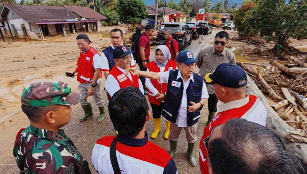 TAPTENG-SIBOLGA: Prof Bahdin Nur Tanjung (kiri) mendampingi Jusuf Kalla meninjau pemulihan bencana Tapteng-Sibolga.(Istimewa)