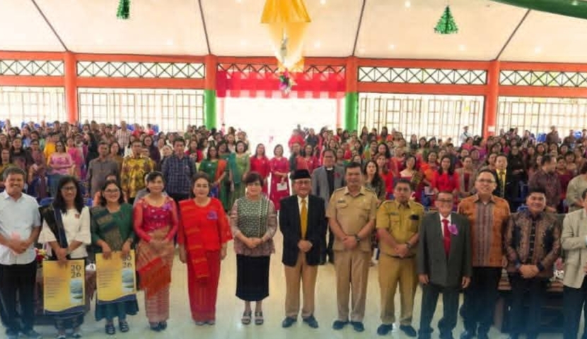 BERSAMA: Bunda PAUD Kabupaten Karo Roswitha, saat diabadikan bersama.(Istimewa)