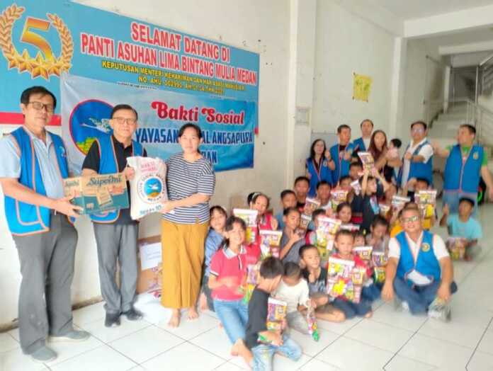 BANTUAN: Yayasan Sosial Angsapura Medan menyalurkan bantuan ke tujuh panti asuhan di Kota Medan dan sekitarnya pada Hari Jumat (19/12) dan Sabtu (20/12).(ISTIMEWA)