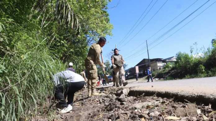 GOTONG ROYONG: Bupati Dairi Ir Vickner Sinaga pimpin gotong-royong penyisipan beram jalan di lintasan jalan nasional Sidikalang-Medan tepatnya sekitar Jembatan Lae Pendaroh, Sabtu (20/12).SUMUT POS/istimewa.