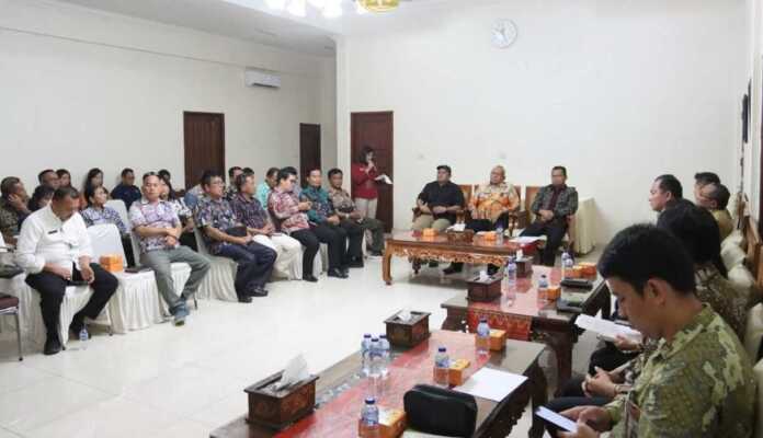 PIMPIN RAPAT: Bupati Dairi Ir Vickner Sinaga memimpin exit meeting Tim BPK dihadiri Kepala BPK Paula Henry Simatupang di Pendopo Bupati, Jumat (19/12).SUMUT POS/istimewa.