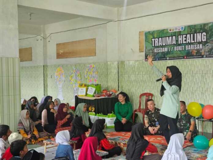 TRAUMA HEALING: Kesdam I/BB saat menggelar kegiatan trauma healing di Panti Asuhan Al Wasliyah Pulo Brayan, Medan Deli, Sabtu (20/12).