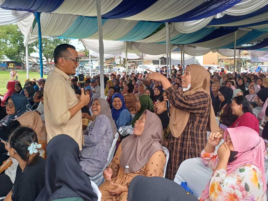 ASPIRASI: Dr Faisal Arbie M.Biomed menerima aspirasi masyarakat saat menggelar Reses di Jalan Suasa Raya Lingkungan V, Kelurahan Mabar Hilir, Kecamatan Medan Deli, Minggu (21/12/2025) sore. (MARKUS PASARIBU/SUMUT POS)