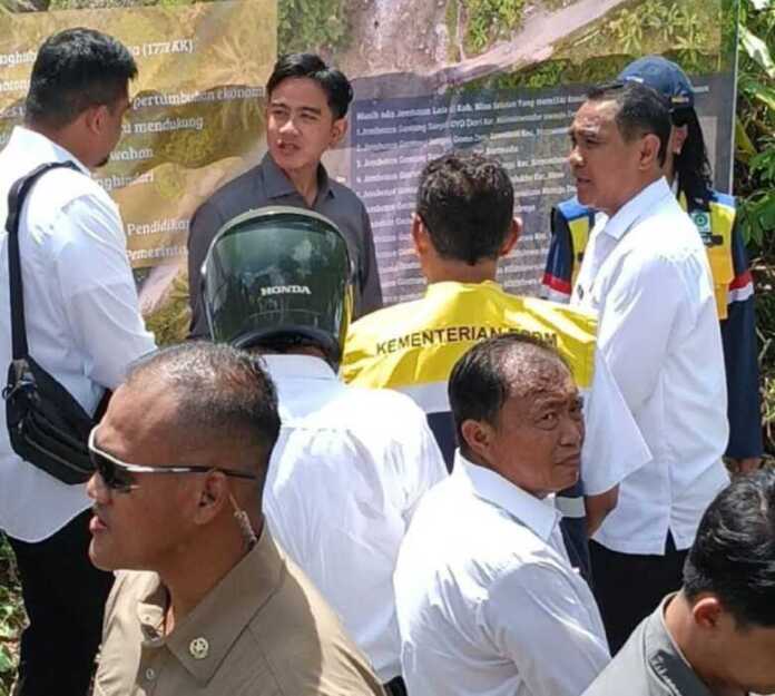 TINJAU: Wakil Presiden Gibran Rakabuming Raka saat meninjau pembangunan jembatan gantung di Kecamatan Boronadu, Kabupaten Nisel, didampingi Gubernur Sumut dan Wakil Bupati Nisel. (Istimewa)