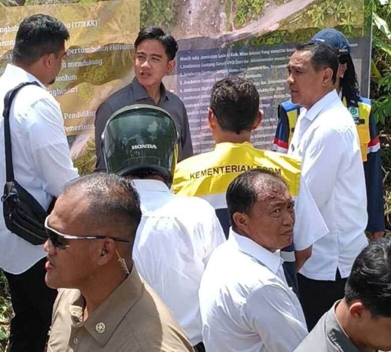 TINJAU: Wakil Presiden Gibran Rakabuming Raka saat meninjau pembangunan jembatan gantung di Kecamatan Boronadu, Kabupaten Nisel, didampingi Gubernur Sumut dan Wakil Bupati Nisel. (Istimewa)
