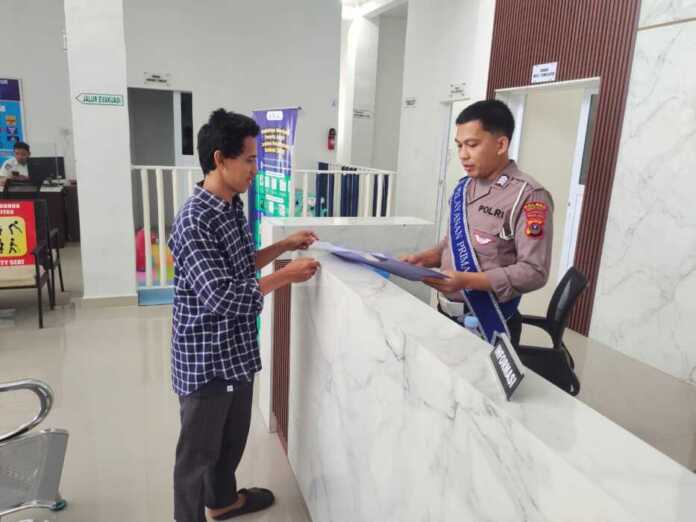 LAYANI: Personel Satlantas Polres Serdangbedagai sedang melayani permohonan pembuatan SIM.(Tomi Sanjaya/Sumut Pos)