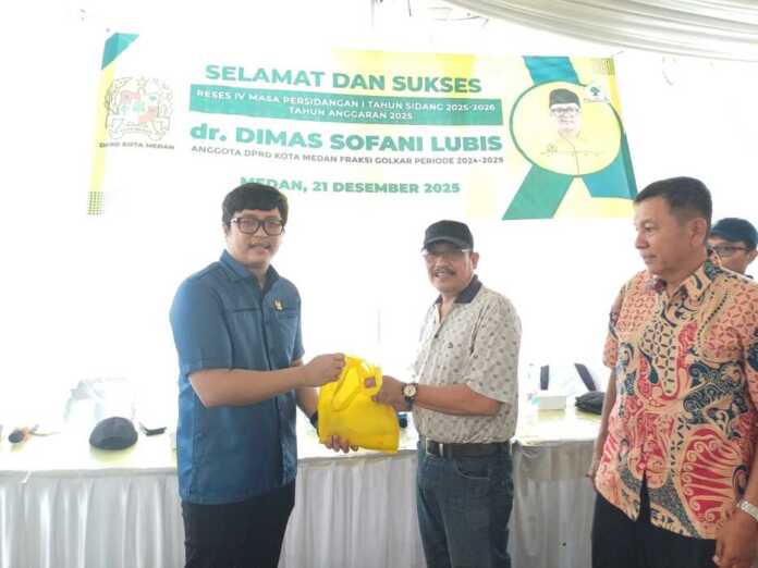 Anggota DPRD Kota Medan Fraksi Partai Golkar dr Dimas Sofani Lubis saat menggelar reses di Kelurahan Tanjung Rejo, Medan Sunggal, Minggu (21/12).(Markus Pasaribu/Sumut Pos)