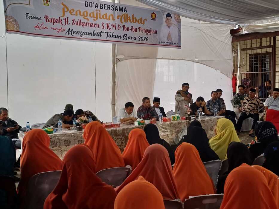 CERAMAH: Ustad Affan Sihite saat menyampaikan ceramahnya dalam kegiatan pengajian akbar yang digelar Wakil Ketua DPRD Kota Medan H Zulkarnaen SKM, Minggu (21/12). (MARKUS PASARIBU/SUMUT POS)