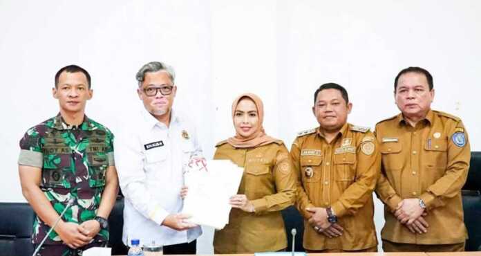 TERIMA: Bupati Labuhanbatu Maya Hasmita menerima sebanyak 295 persil sertifikat aset milik Pemkab dari BPN Kabupaten Labuhanbatu. (Fajar/Sumut Pos)