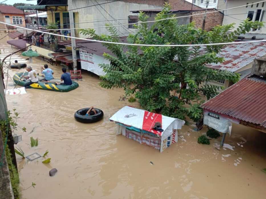 BANJIR: Salah satu wilayah terendam banjir di Kota Medan. Anggota DPRD Kota Medan, Edwin Sugesti Nasution, mengusulkan kepada Pemko Medan agar memberikan asuransi kepada warga Kota Medan yang menjadi korban banjir.