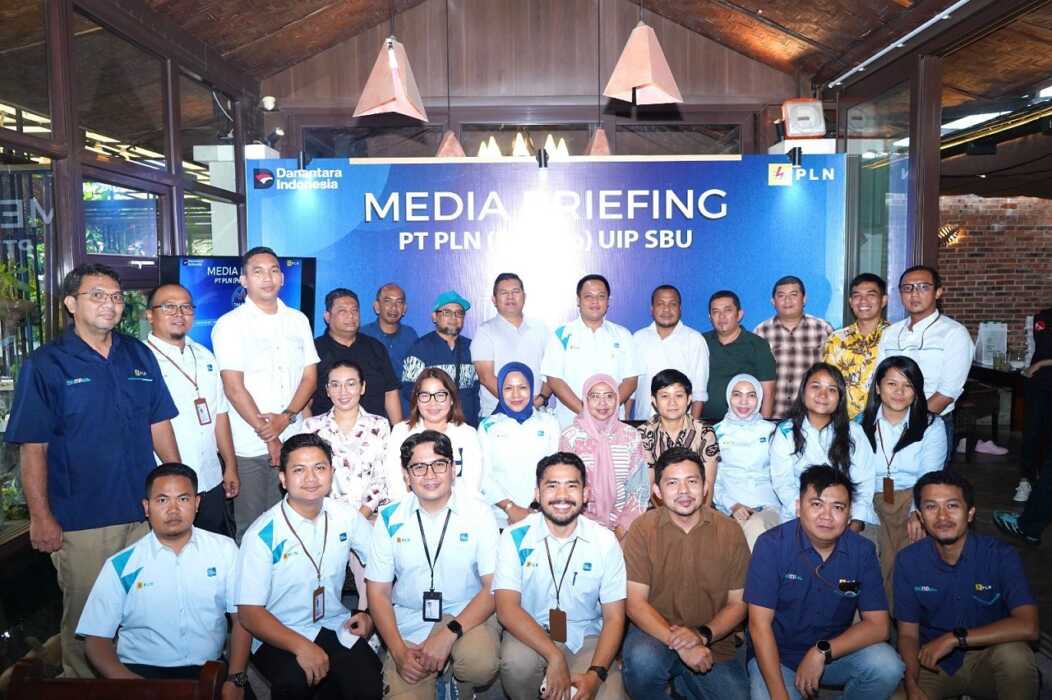 FOTO BERSAMA: Senior Manager Perizinan, Pertanahan dan Komunikasi PLN UIP Sumbagut Alfredo Pakpahan, Manager Perizinan dan Komunikasi PLN UIP Sumbagut Effiaty Polapa, para staf PLN serta media, foto bersama.