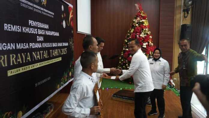 REMISI: Kanwil Ditjenpas Sumut, menyerahkan remisi Hari Raya Natal 2025, kepada perwakilan narapidana di Sumut, Kamis (25/12). Ist