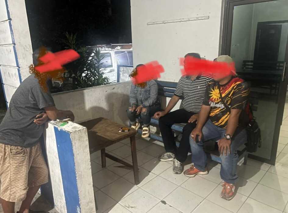 DIWAWANCARAI: Ibu diduga korban saat diwawancarai awak media. (Fad)