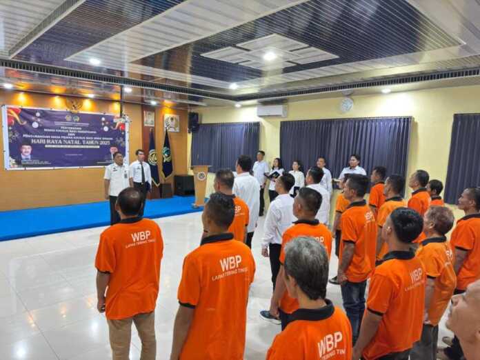 REMISI: Susana kegiatan memberikan Remisi Khusus (RK) Hari Raya Natal Tahun 2025 kepada puluhan warga binaan pemasyarakatan (WBP) yang beragama Kristen, di Aula Lapas Kelas IIB Tebingtinggi, Kamis (25/12). Azannuari Purba.