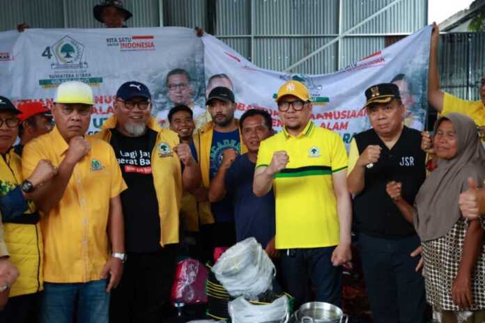 DIALOG: Plt Ketua DPD Partai Golkar Sumut, Ahmad Doli Kurnia (ADK) saat berdialog dengan masyarakat korban banjir sambil menyerahkan bantuan.(Istimewa/Sumut Pos)