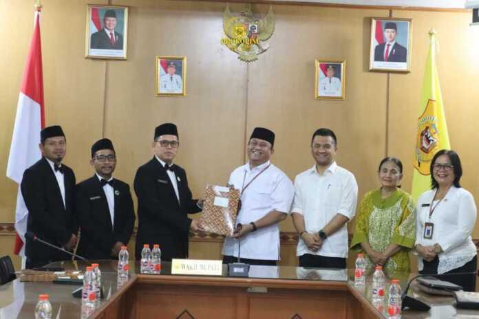 AUDENSI: Wakil Bupati Dairi Wahyu Daniel Sagala (empat kanan) dan Kepala PLHUT Kementerian Haji dan Umrah, Muhammad Sanif, diabadikan bersama saat audensi, Rabu (24/12).(Istimewa)