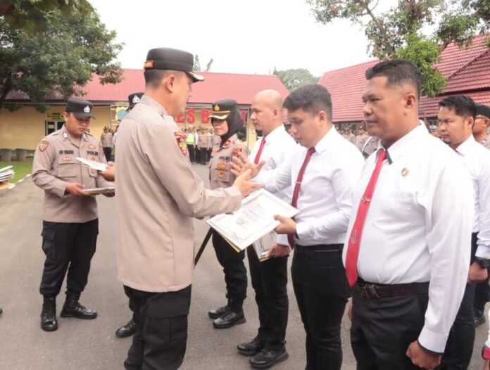 PENGHARGAAN: Kasatreskrim Polres Binjai AKP Hizkia Siagian saat menerima penghargaan dari Kapolres Binjai AKBP Bambang. (Dokumen Humas Polres Binjai)