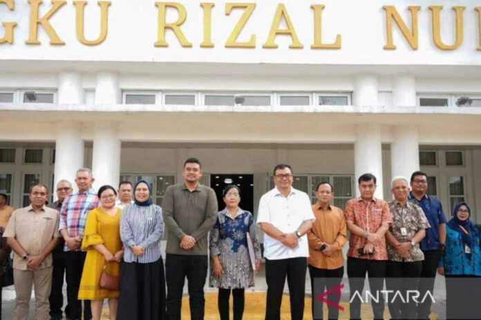 MEDIASI: Gubernur Sumatera Utara Bobby Nasution (kelima kiri) bersama Bupati Deliserdang Asri Ludin Tambunan (ketujuh kiri) beserta ASN Dinas Kesehatan Kabupaten Deliserdang Farida Purba (keenam kiri) usai dimediasi di Aula Tengku Rizal Nurdin Medan, Sumut, Minggu (2/11)