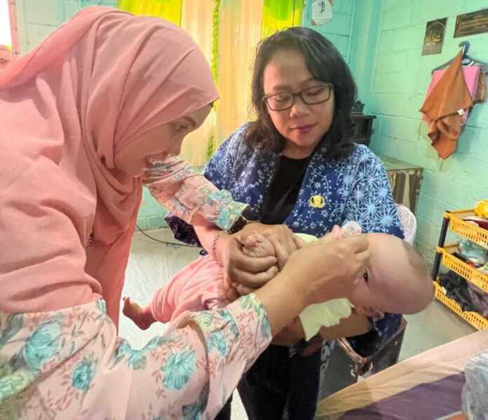 IMUNISASI: Petugas dari Puskesmas Medan Deli melakukan imunisasi di sekolah PAUD yang ada diwilayah kerja Puskesmas Medan Deli, beberapa waktu lalu. Capaian imunisasi dasar lengkap (IDL) dan imunisasi baduta lengkap (IBL) di Kota Medan mengalami penurunan signifikan sepanjang tahun 2025.