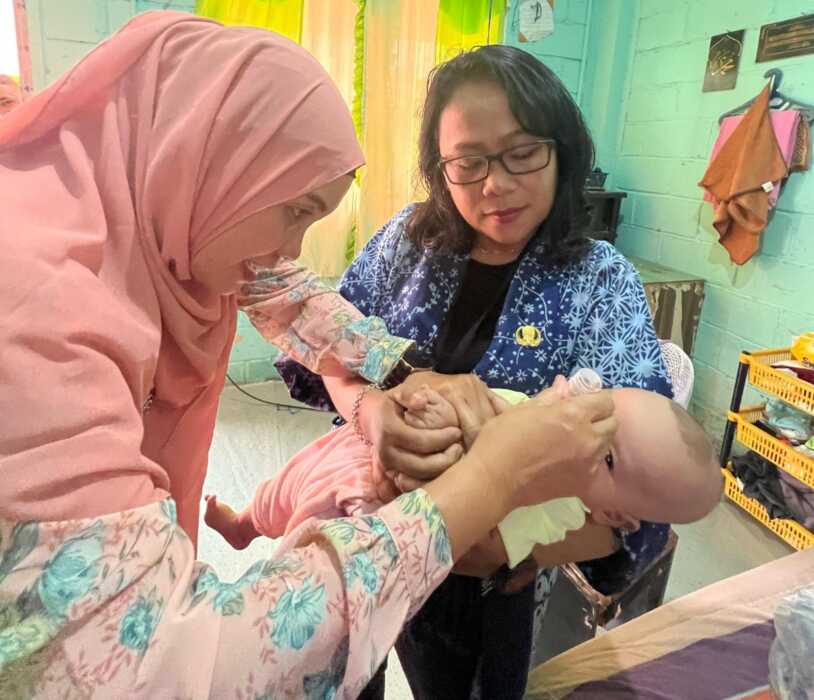 IMUNISASI: Petugas dari Puskesmas Medan Deli melakukan imunisasi di sekolah PAUD yang ada diwilayah kerja Puskesmas Medan Deli, beberapa waktu lalu. Capaian imunisasi dasar lengkap (IDL) dan imunisasi baduta lengkap (IBL) di Kota Medan mengalami penurunan signifikan sepanjang tahun 2025.