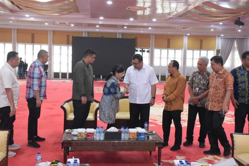 BERSAMA: Farida Deliana Purba foto bersama dengan Gubernur Sumatera Utara Bobby Afif Nasution dengan Bupati Deliserdang dr Asri Ludin Tambunan.