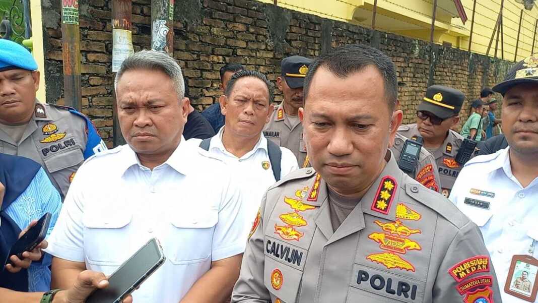 KETERANGAN: Kapolrestabes Medan Kombes Pol Jean Calvijn Simanjuntak memberikan keterangan terkait rumah hakim PN Medan, yang terbakar, Rabu (5/11) siang.
