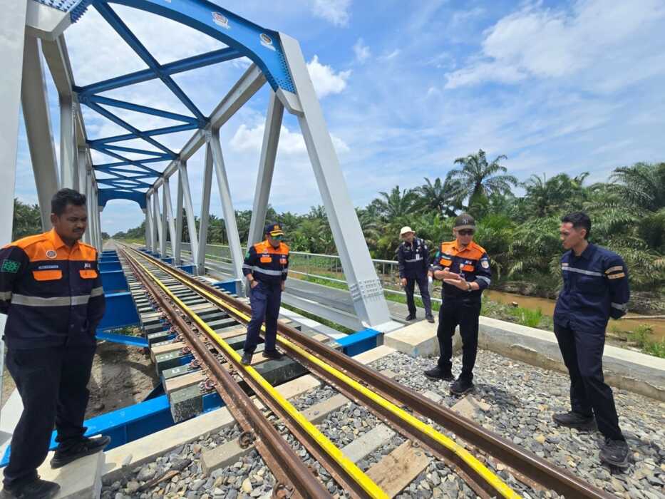 BANTALAN REL: Peremajaan bantalan rel pada jembatan kereta api di wilayah Sumatera Utara.