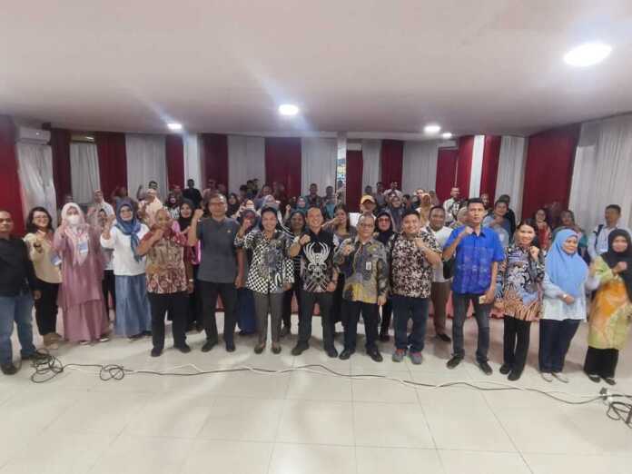 Petani Anggur Karang Anyar Mendapat Bantuan Rp100 Juta KUNJUNGAN: Wakil Menteri Desa, Pembangunan Daerah Tertinggal dan Transmigrasi (Wamendes PDTT), Ir Ahmad Riza Patria saat berkunjung ke Deliserdang untuk menjadikan Desa Karanganyar sebagai pilot project pertanian modern berbasis riset dan inovasi, Kamis (6/11).