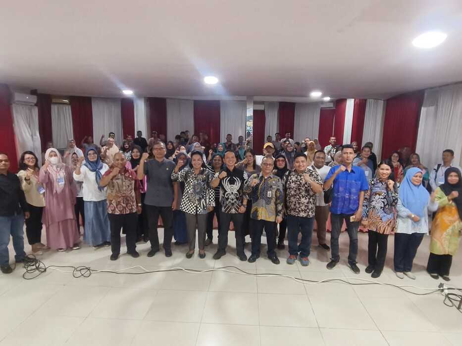 KUNJUNGAN: Wakil Menteri Desa, Pembangunan Daerah Tertinggal dan Transmigrasi (Wamendes PDTT), Ir Ahmad Riza Patria saat berkunjung ke Deliserdang untuk menjadikan Desa Karanganyar sebagai pilot project pertanian modern berbasis riset dan inovasi, Kamis (6/11).