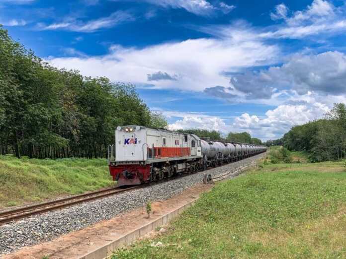 DISTRIBUSI: Kereta api saat mengangkut muatan Bahan Bakar Minyak (BBM).  PT Kereta Api Indonesia (Persero) Divisi Regional I Sumatera Utara mempercepat distribusi BBM di wilayah Sumut.