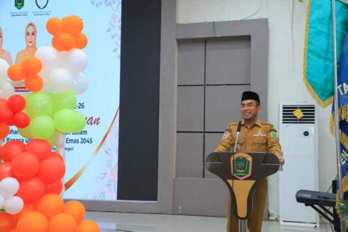 HADIR: Wabup Labura H Samsul Tanjung menghadiri peringatan HUT DWP ke-26 Tingkat Kabupaten Labura, di Aula Ahmad Dewi Syukur, Senin (8/12). (ist)