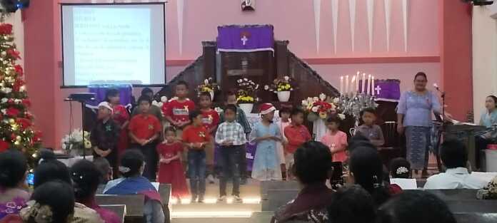 NATAL: Perayaan Natal Pomparan Silahisabungan Limapuluh berlangsung hikmad di GKPI Jemaat Khusus Limapuluh, Minggu (7/12). Foto:/Liberti H Haloho.