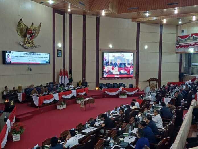 PARIPURNA: DPRD Kota Medan bersama Pemerintah Kota (Pemko) Medan dalam Rapat Paripurna yang digelar di Gedung DPRD Medan, Senin (8/12/2025).