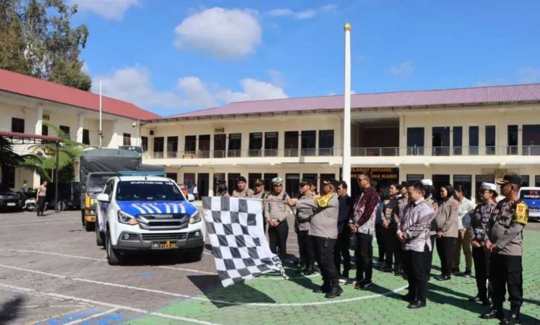 BERANGKAT: Kapolres Tanah Karo AKBP Eko Yulianto, saat memberangkatkan bantuan ke korban banjir Kota Sibolga dan Kabupaten Tapteng.(Istimewa)