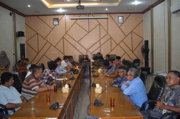 AUDIENSI: Masyarakat Desa Telagah, Kecamatan Seibingai, Kabupaten Langkat saat audiensi ke DPRD Langkat di Ruang Badan Anggaran DPRD Langkat, Senin (8/12).(Istimewa)