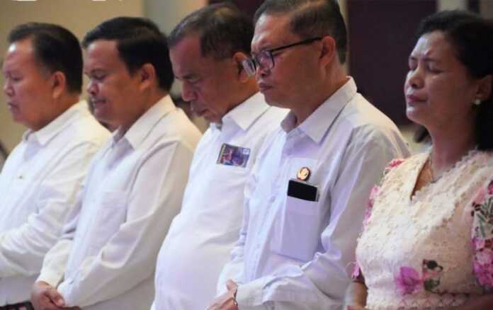 SAFARI: Bupati dan Wakil Bupati Karo saat menghadiri Natal dalam rangka Safari Natal 2025. (Istimewa)