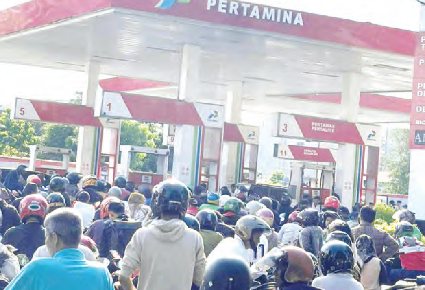 ANTRE BBM: Ratusan pengendara sepeda motor rela antre di SPBU Jalan Tritura Medan untuk mendapatkan BBM, Sabtu (29/11).