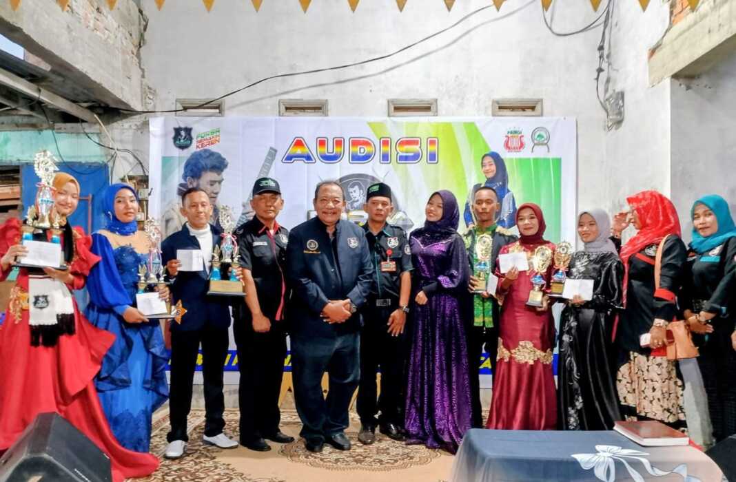 Ketua DPW Forsa Sumut Burhanuddin Sitepu diabadikan bersama pengurus DPC Forsa Kota Binjai dan para pemenang Forsa Idol 2025, Minggu (30/11/2025).
