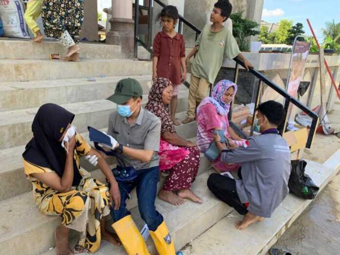 Tim medis dari Yayasan Harapan Generasi Madani dan Institut Kesehatan Sumatera Utara memberikan pelayanan kesehatan kepada warga terdampak banjir di Aceh Tamiang. Tim medis dari Yayasan Harapan Generasi Madani dan Institut Kesehatan Sumatera Utara memberikan pelayanan kesehatan kepada warga terdampak banjir di Aceh Tamiang.