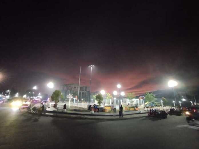 Potret Alun-Alun Kota Pandan, Tapanuli Tengah, yang kembali terang setelah pasokan listrik pulih pascabencana.