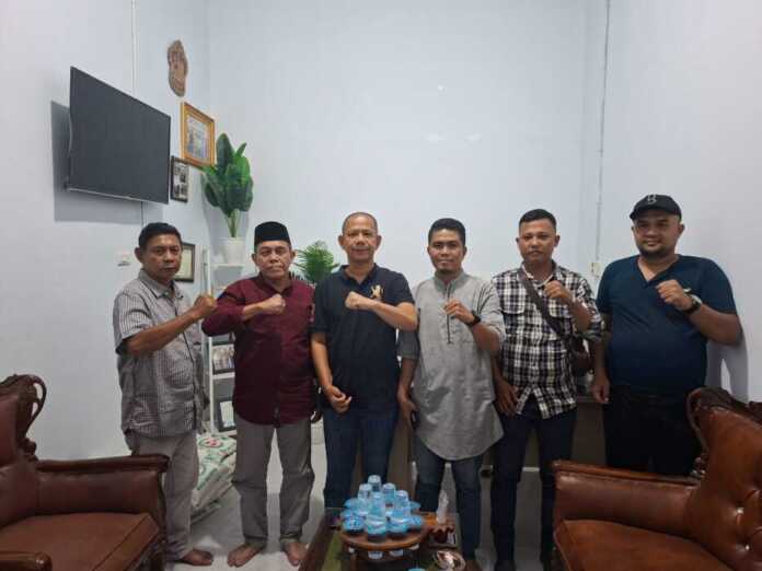 SEMBAKO: Pewarta Polrestabes Medan menggelar program rutin Jumat Barokah dengan membagikan sembako di Markas Besar Pewarta Polrestabes Medan, Jalan Bromo, Lorong Karya, Kecamatan Medan Area, Kota Medan, Jumat (12/12) siang.