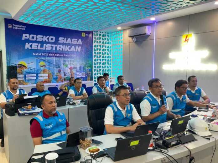 General Manager PLN UID Sumatera Utara, Mundhakir saat memberikan arahan saat Siaga Kelistrikan pada Malam Natal 24 Desember 2025