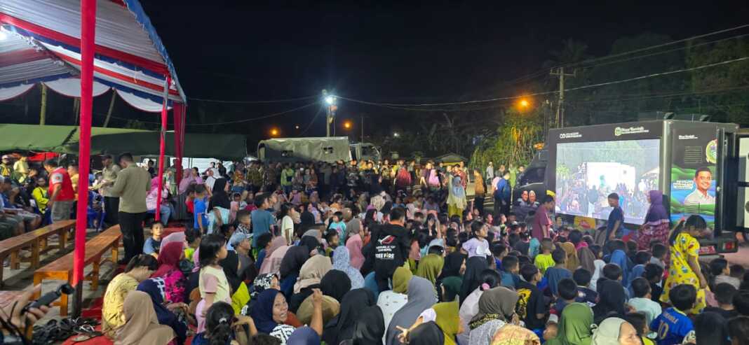Antusiasme Warga di Posko Pengungsian Batuhula Batang Toru untuk mengikuti kegiatan Nonton Bareng Presiden RI.