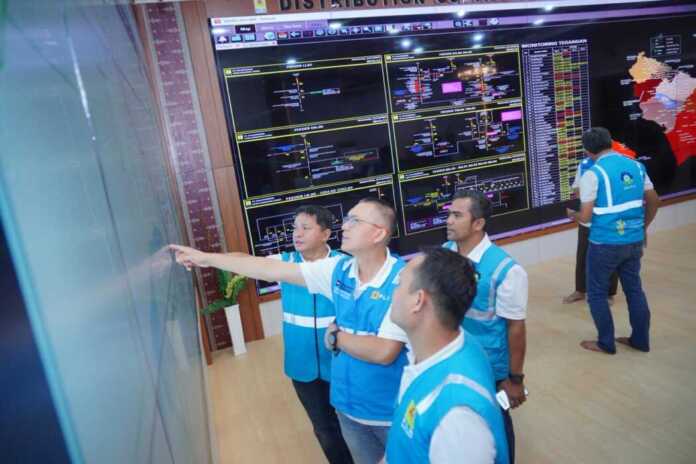 Senior Manager Distribusi PLN UID Sumut, Dicky Hiwardi (dua dari kiri)saat melakukan pemantauan langsung pada layar DCC