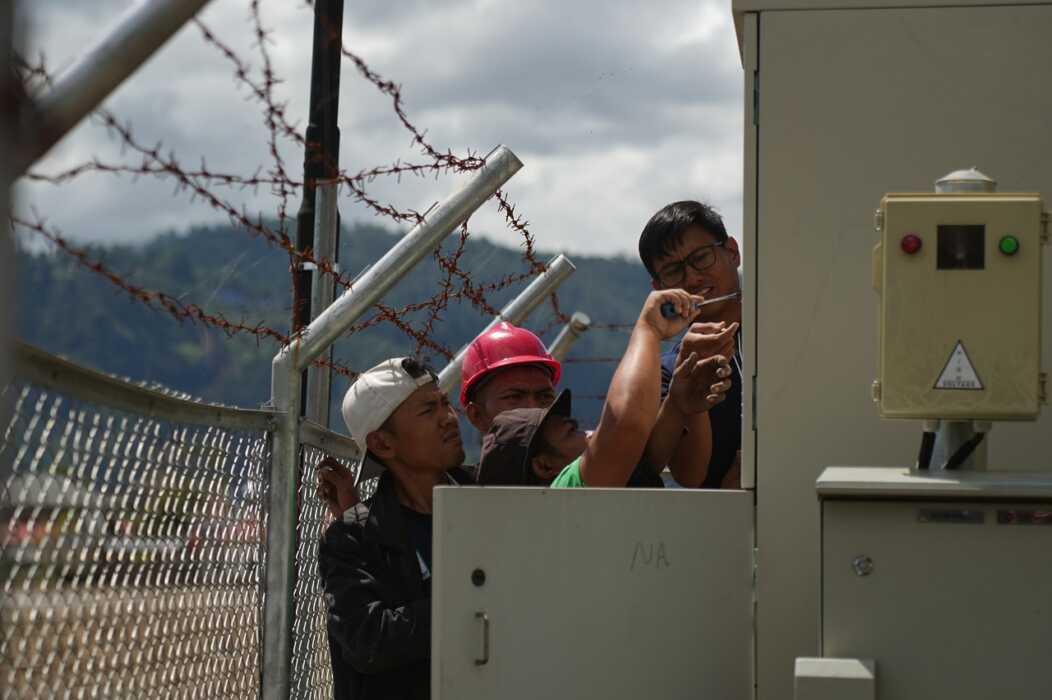 Pemulihan jaringan telekomunikasi di Aceh pasca bencana banjir dan longsor terus menunjukkan progres signifikan. Hingga pukul 22.00 WIB malam tadi, Telkomsel berhasil menghidupkan kembali 68 site di Kota Takengon, dan seluruh area inner city kini 100% beroperasi dengan konfigurasi penuh. Kabar baik ini menjadi bukti nyata komitmen Telkomsel untuk memastikan masyarakat tetap terhubung di tengah situasi darurat.
