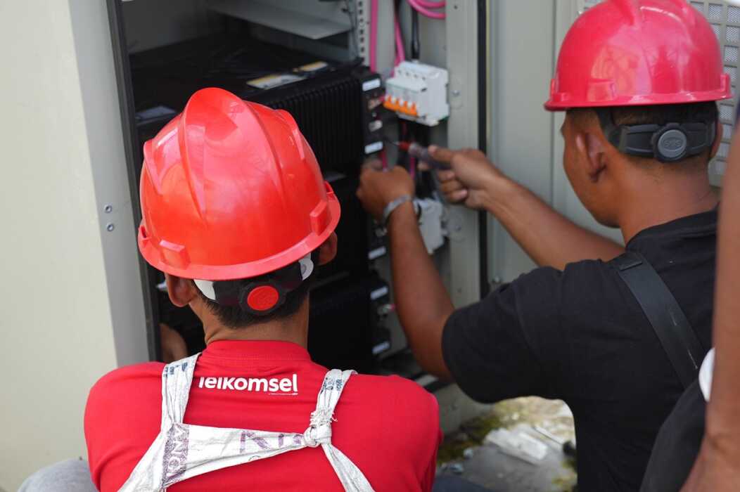 Telkomsel terus melakukan percepatan pemulihan jaringan telekomunikasi di wilayah Tapanuli, Sumatera Utara, pasca bencana hidrometeorologi yang berdampak pada sejumlah infrastruktur jaringan. Hingga saat ini, sebagian besar layanan Telkomsel di wilayah Tapanuli telah kembali beroperasi. Telkomsel juga melakukan mobilisasi perangkat pendukung secara masif, seperti baterai, rectifier, genset, dan perangkat pendukung lainnya, guna memastikan ketersediaan sistem kelistrikan sementara agar site yang telah dipulihkan dapat segera dioperasikan.