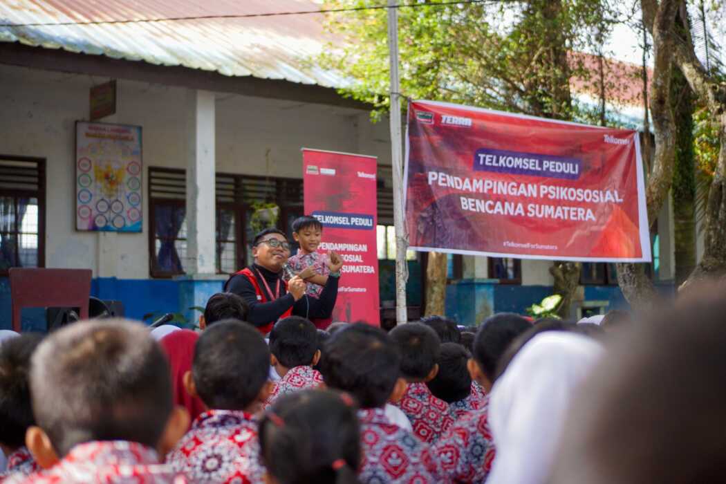 Sebagai bagian dari komitmen untuk mendampingi masyarakat terdampak bencana secara menyeluruh, Telkomsel menghadirkan program Pendampingan Psikososial bagi anak-anak yang terdampak bencana alam di wilayah Sumatera. Program ini dilaksanakan melalui kolaborasi dengan Kampung Dongeng, komunitas pendongen terbesar di Indonesia. Kegiatan pendampingan psikososial tersebut dilaksanakan di 15 titik posko bencana yang tersebar di Aceh, Sumatera Utara, dan Sumatera Barat dan menjangkau sekitar 2.000 anak.