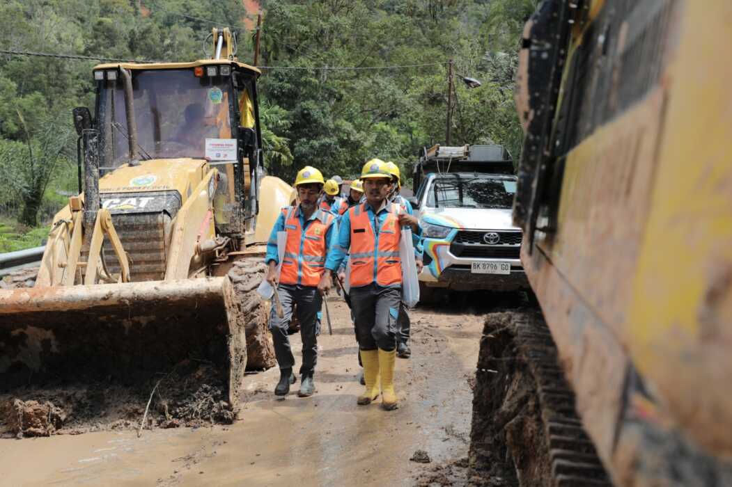 Para Petugas Pelayanan Teknik berjalan menuju lokasi Jaringan 20 kV pada titik akhir yang dapat dilalui kendaraan roda 4 di Kecamatan Adian koting .