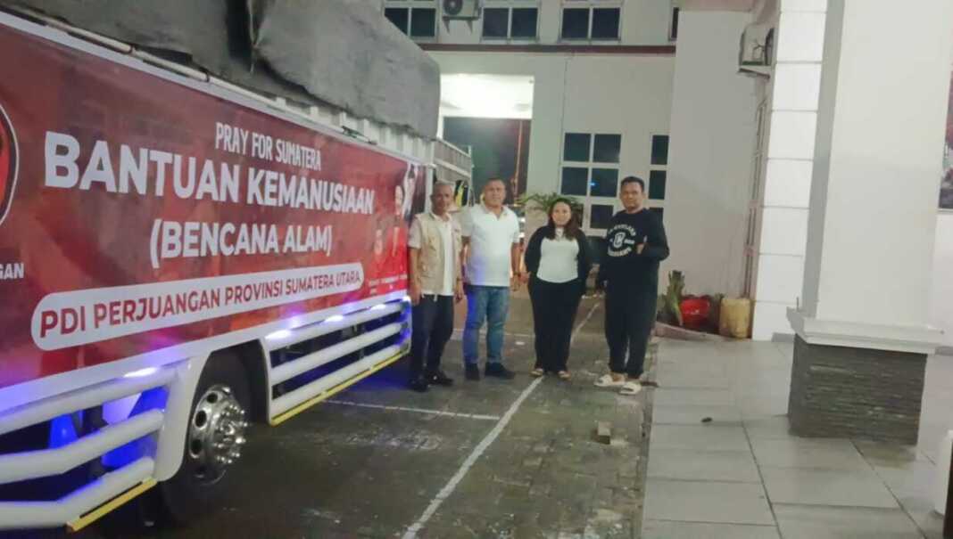 Ketua Fraksi PDI Perjuangan DPRD Sumut Mangapul Purba (dua kiri) bersama Sekretaris DPD PDIP Sumut Sutarto (kiri) saat pelepasan rombongan yang akan membawa bantuan untuk korban banjir dan longsor di Sibolga-Tapteng, Minggu (30/11) malam.
